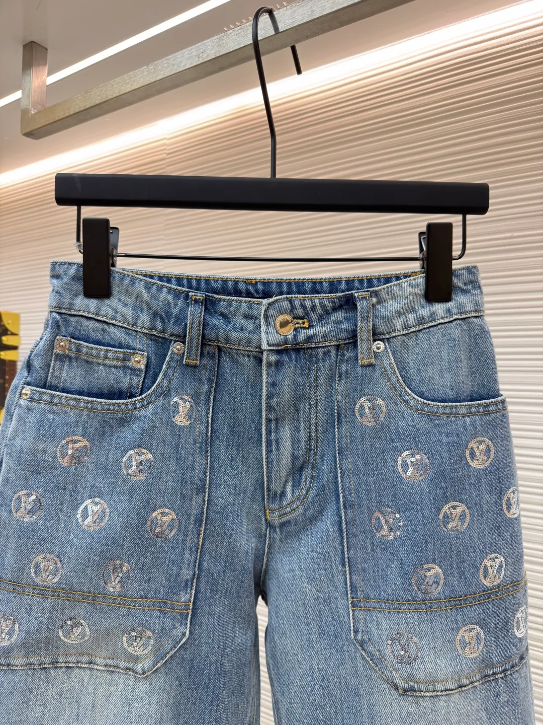 LOUIS VUITTON Pocket letter sequin jacquard high-waist bootcut jeans [Women's clothing] ●Original version: purchased and developed by 16979 ●Item number: 1682407-B40 ●Fabric: denim fabric ●Technology: jacquard production ●Color: blue ●Version: fitted version ●Weight: about 735 grams ●Size: 34-36-38-40 ●Description: These Louis Vuitton wide-leg jeans are made of 12-ounce heavy-weight denim, which has been treated with a combination of stone washing and enzyme washing to create a natural aged whitening effect while retaining the crisp texture of the fabric. The front pocket area of the trousers is hand-inlaid with rhinestones, which are arranged around the LV classic logo. Fixed-point marks are made before inlaying, and then fixed with metal claw nails, which are firm and will not fall off and have a strong luster. The waistband of the trousers uses a classic I-shaped buckle and brass zipper combination. The I-shaped buckle is engraved with the brand logo and has been electroplated and anti-oxidation treated. The side seams and inner flaps are made of double-needle sewing technology. High-density stitching of 10 needles per centimeter ensures durability. The trouser legs are overlocked. The belt loops at the waist are reinforced and sewn with double-layer denim, and the back pocket adopts the brand's classic curved stitching design. The overall craftsmanship combines a retro wash effect with exquisite decoration, which not only meets the style requirements of wide-leg pants, but also highlights the brand's craftsmanship. The overall wiring is straight and delicate, the fabric is comfortable and soft, and the color is consistent without color difference. It can be matched with the same style to create a fashionable look and control various occasions. Customized accessories, complete with three standards, same style for men and women!